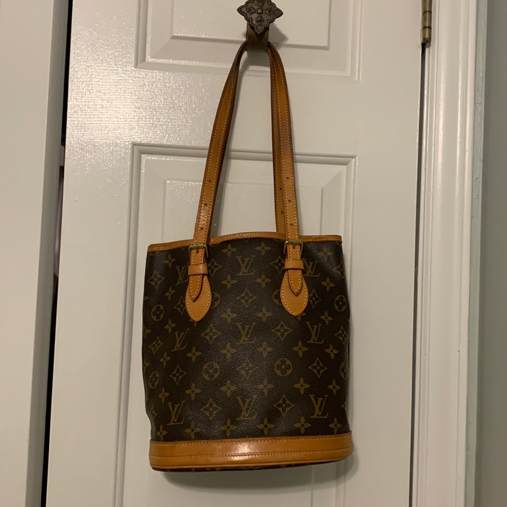 Louis Vuitton Monogram Bucket GM shoulder bag.